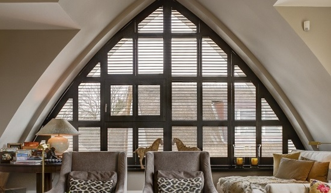 Bijzondere raamvorm voorzien van donkere JASNO shutters