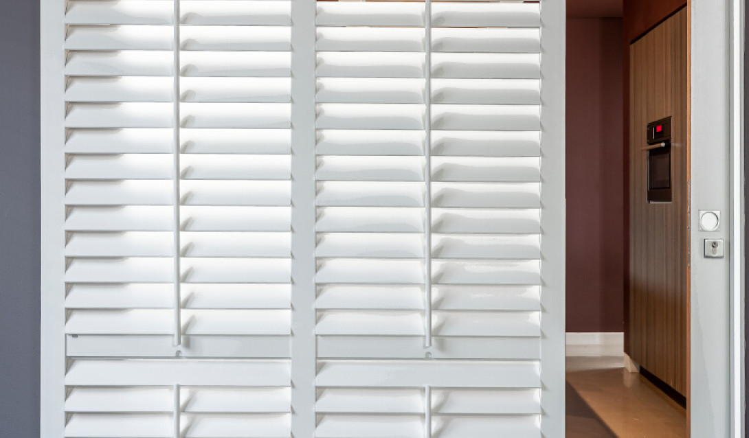  Witte shutters op rails zwevend als roomdivider product