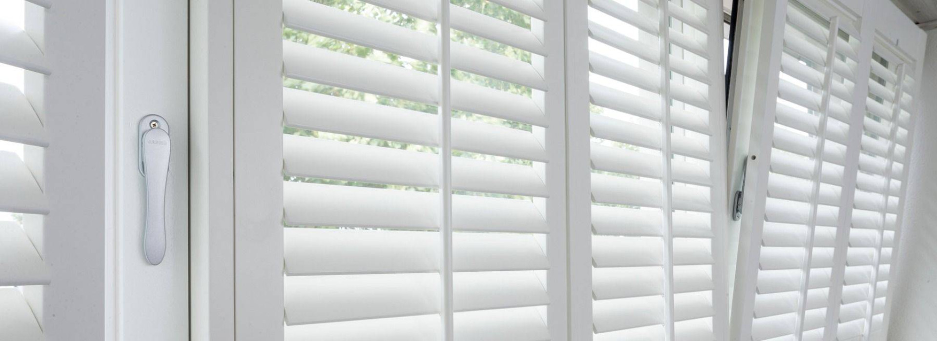 Platte raamkrukken toegepast bij kiepramen met witte shutters
