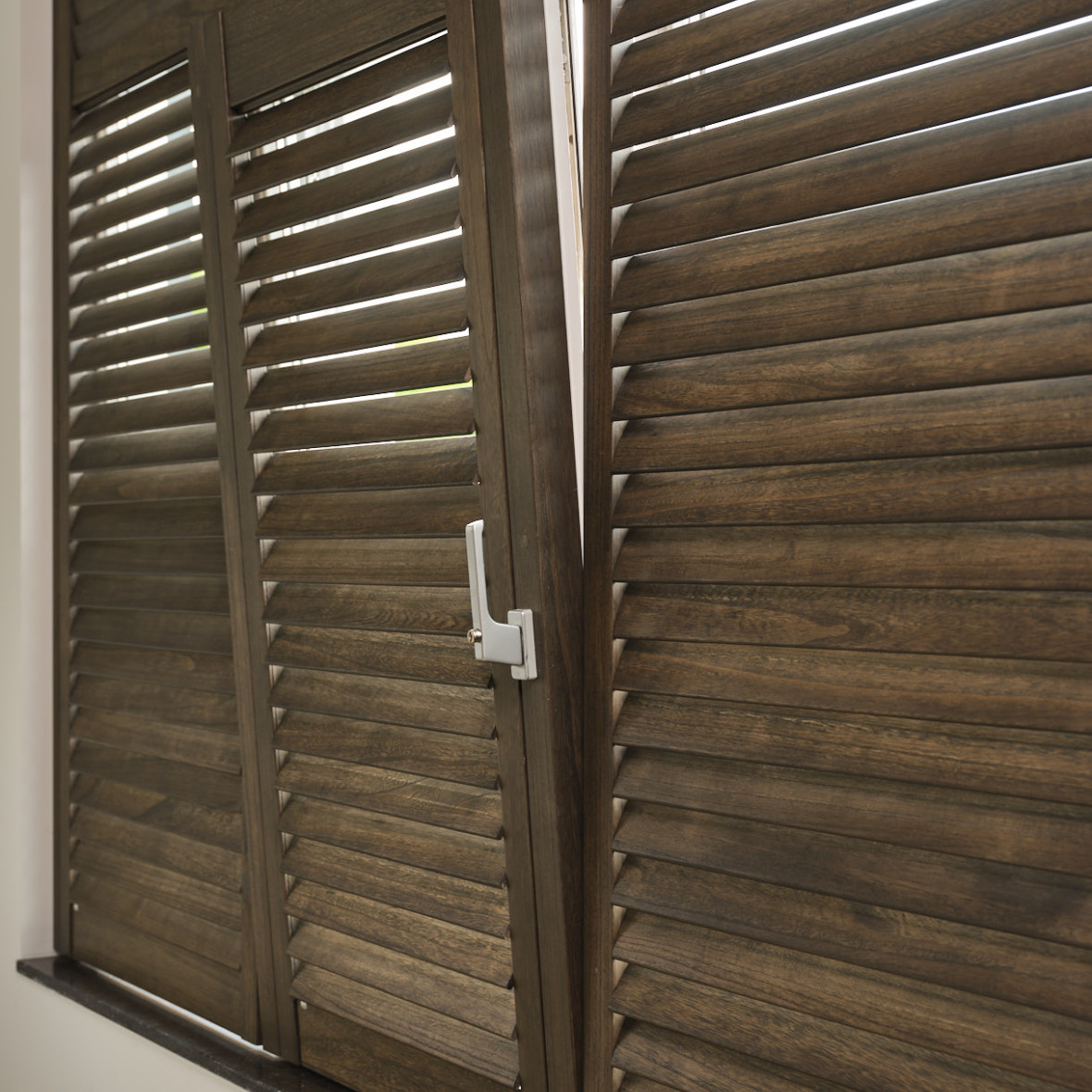 Draaikiepraam shutter beits 