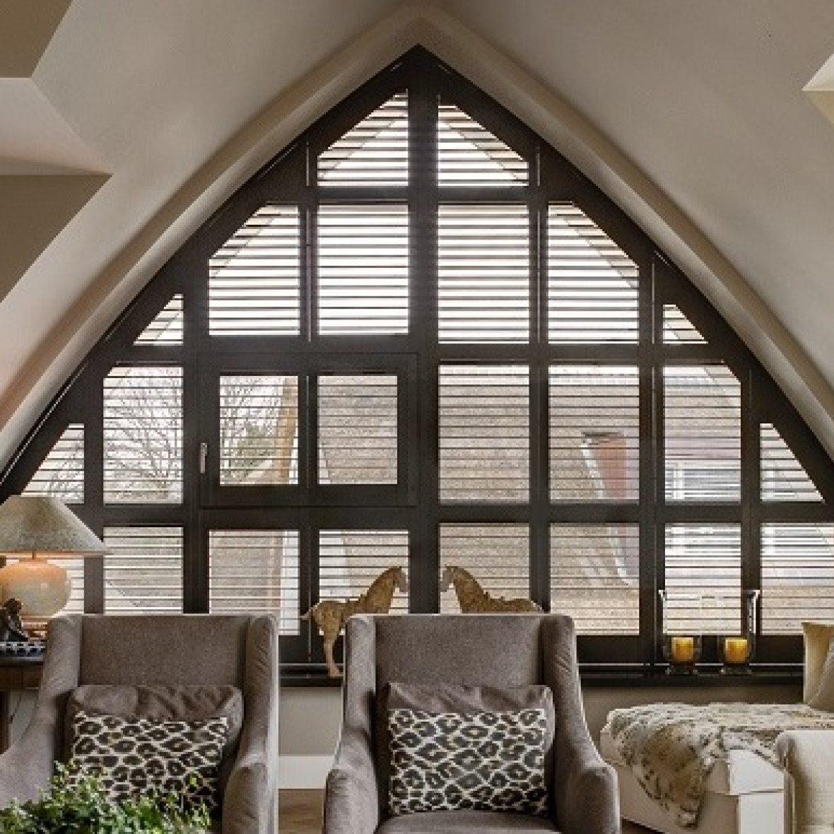 Bijzondere raamvorm voorzien van donkere JASNO shutters