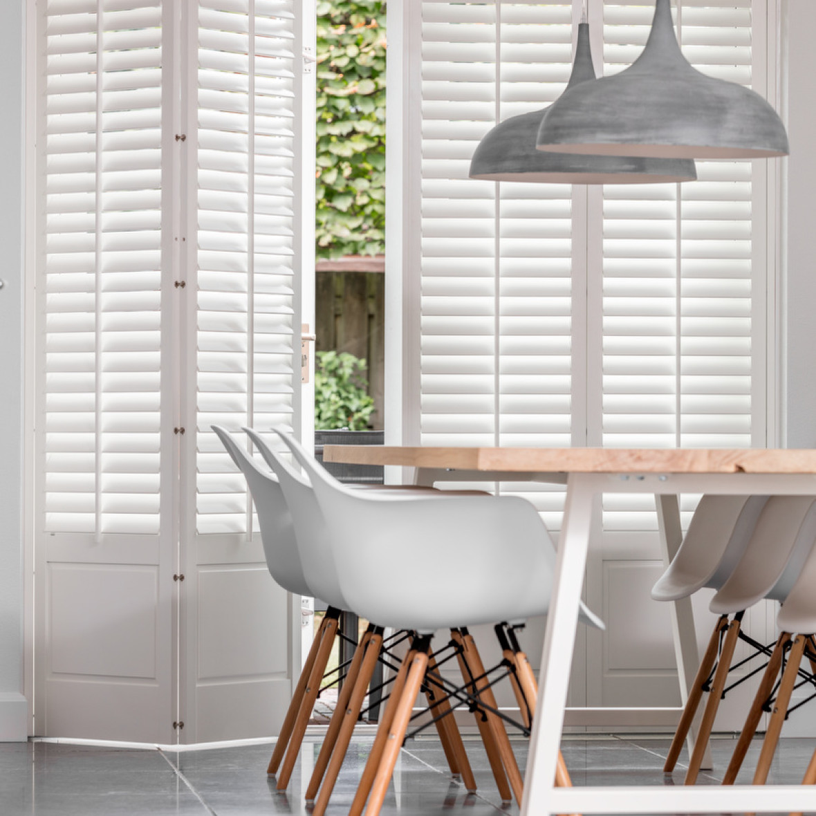 Witte shutters raised panel openslaande deuren eettafel keuken