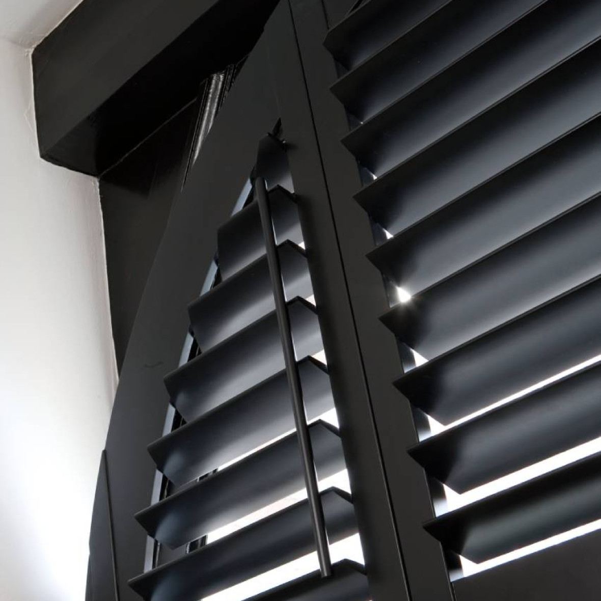 Zwarte houten shutters, ook voor gebogen raamvormen