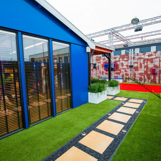 Big Brother houten jaloezieën JASNO Blinds 2022 buitenaanzicht