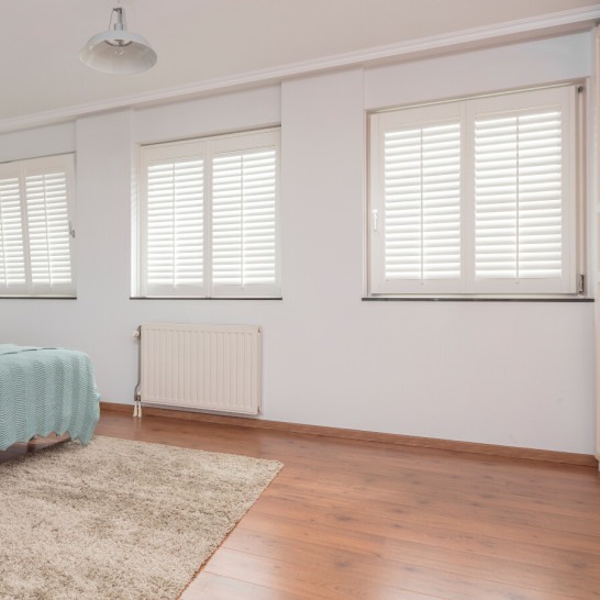  Draaikiepramen met witte shutters slaapkamer impressie