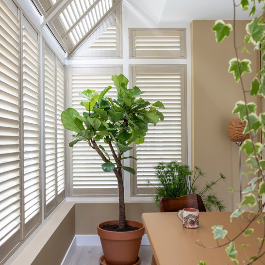 Shutters serre zandkleur vtwonen Sint-Pancras