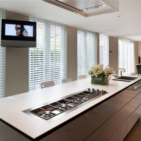 Houten jaloezieën in de keuken - keukeneiland - tv