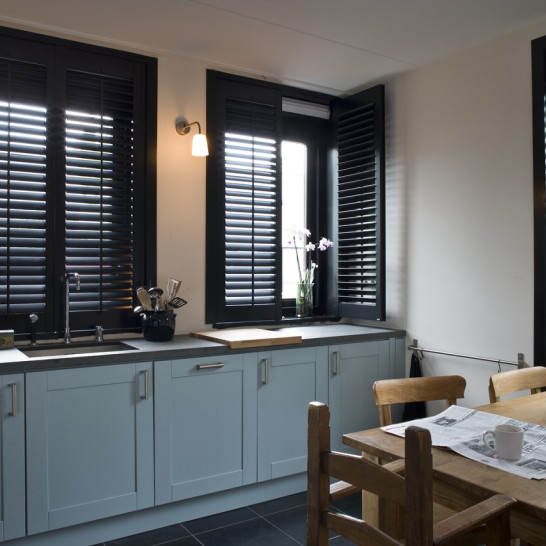 Zwarte houten shutters van JASNO in de keuken