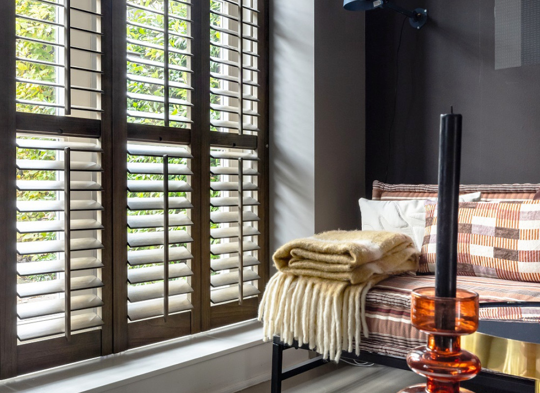 Donkere shutters vtwonen Haarlem closeup