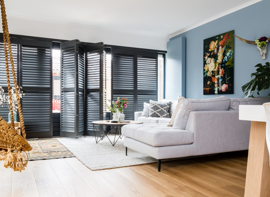 Zwarte shutters JASNO woonkamer