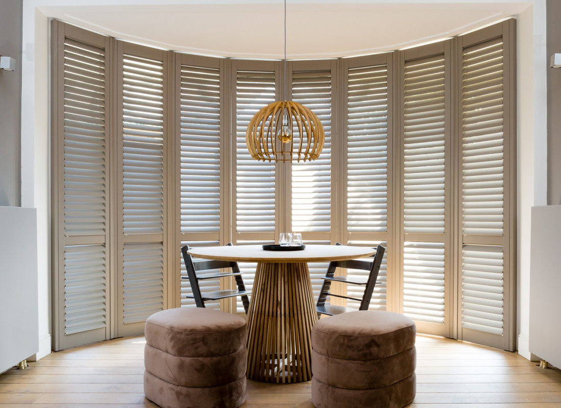 Sfeerfoto van groot raam met houten shutters in kleur 0453 Brown Grey